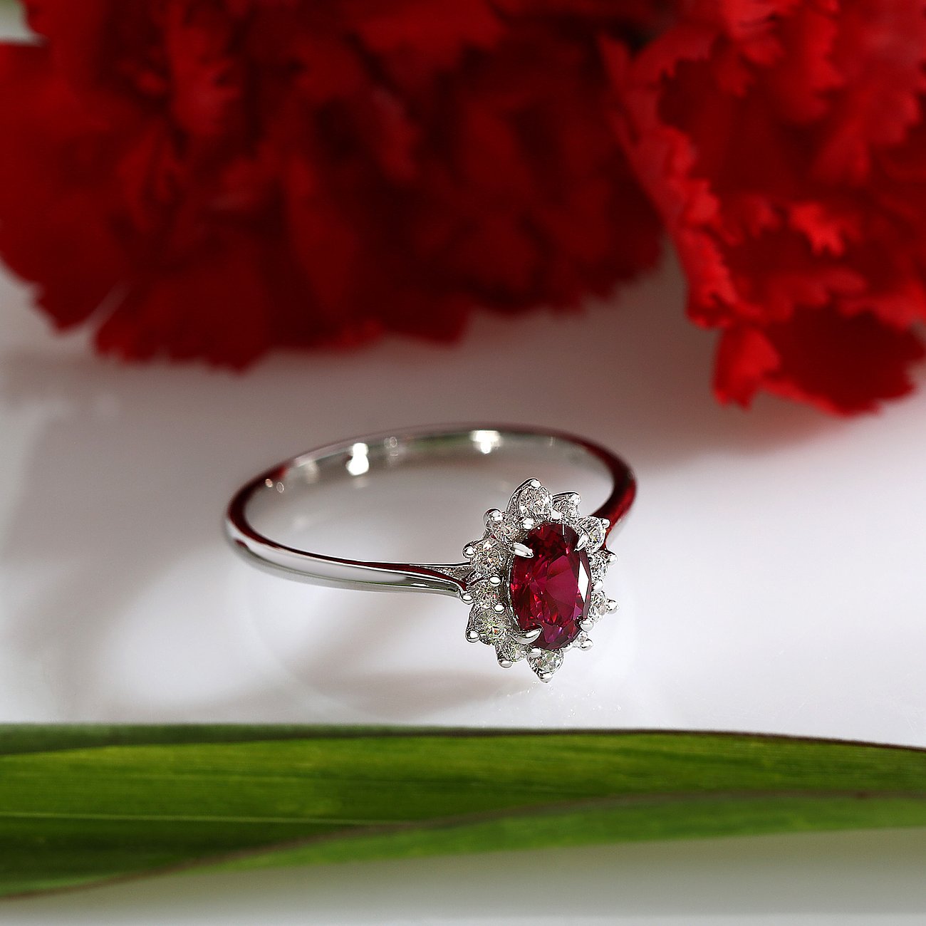 Live Diamond Ring aus 375 Weißgold mit Rubin und weißen Steinen.