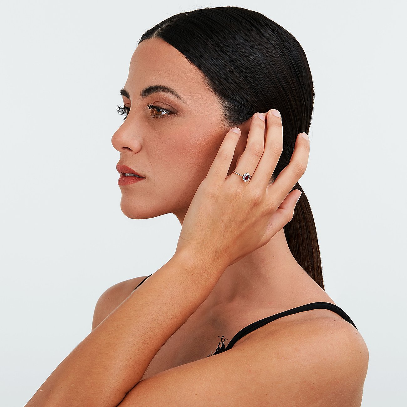 Live Diamond Ring aus 375 Weißgold mit Rubin und weißen Steinen.