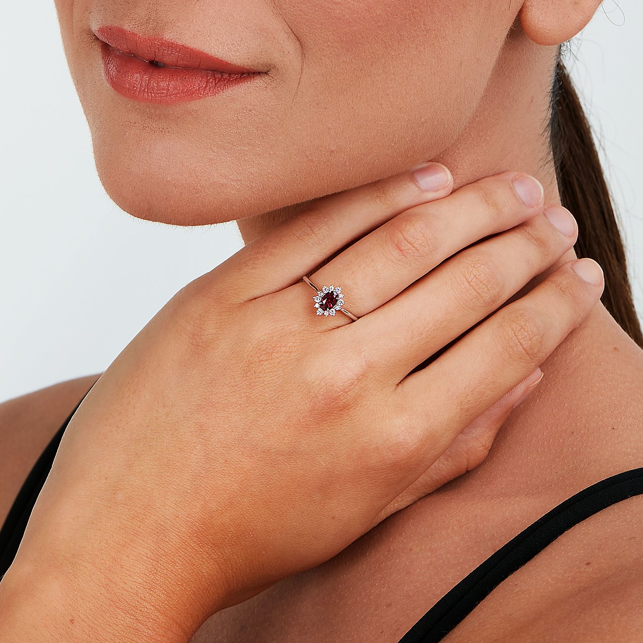 Live Diamond Ring aus 375 Weißgold mit Rubin und weißen Steinen.