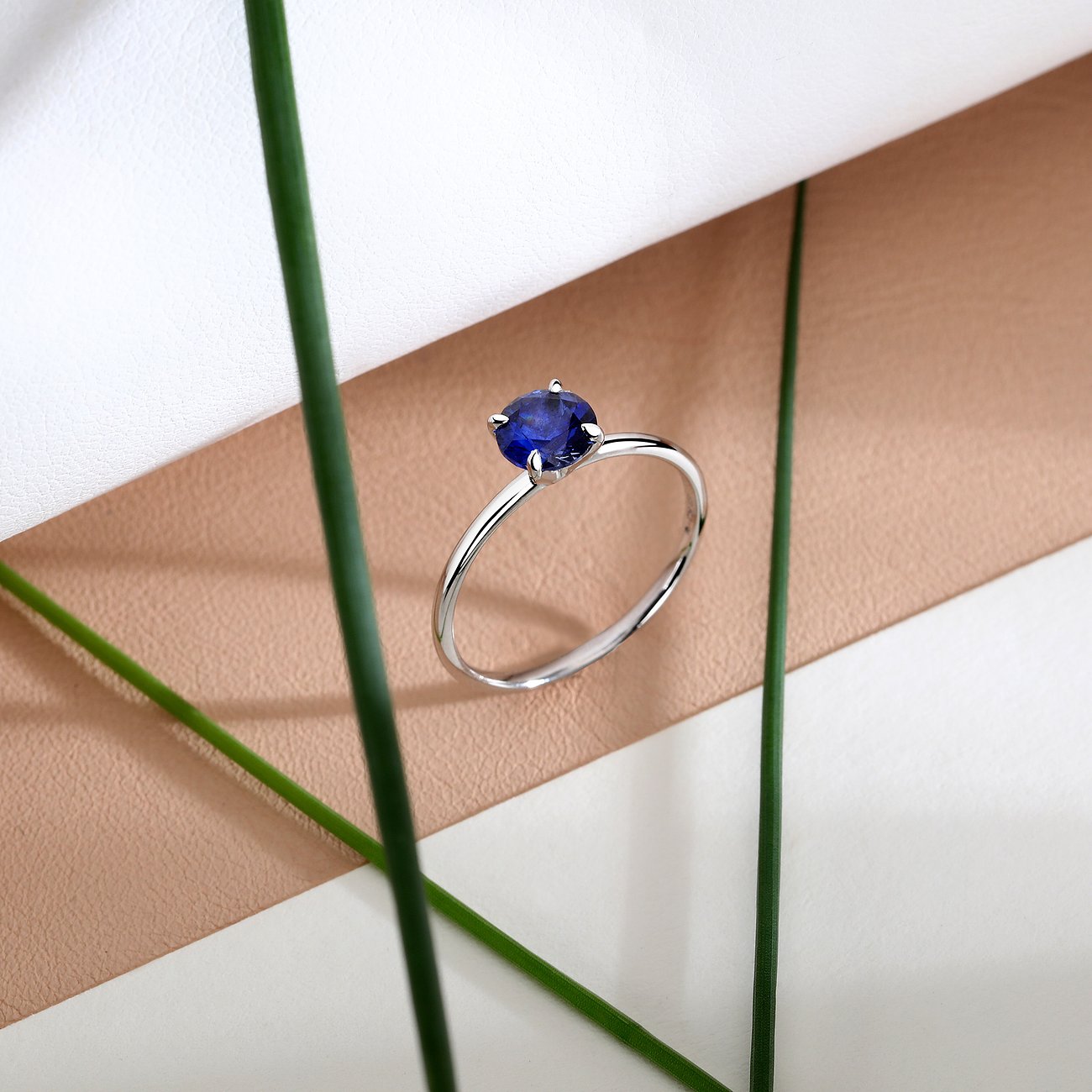 Live Diamond Ring aus 375 Weißgold mit Saphir.