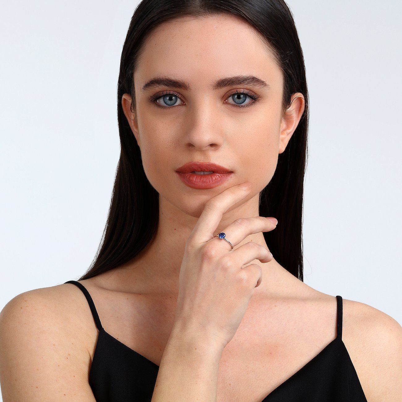 Live Diamond Ring aus 375 Weißgold mit Saphir.