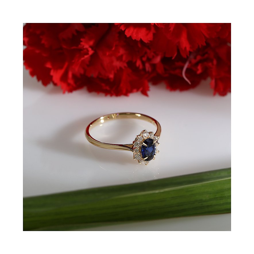 Bague Live Diamond en or jaune 375 avec saphir et pierres blanches.