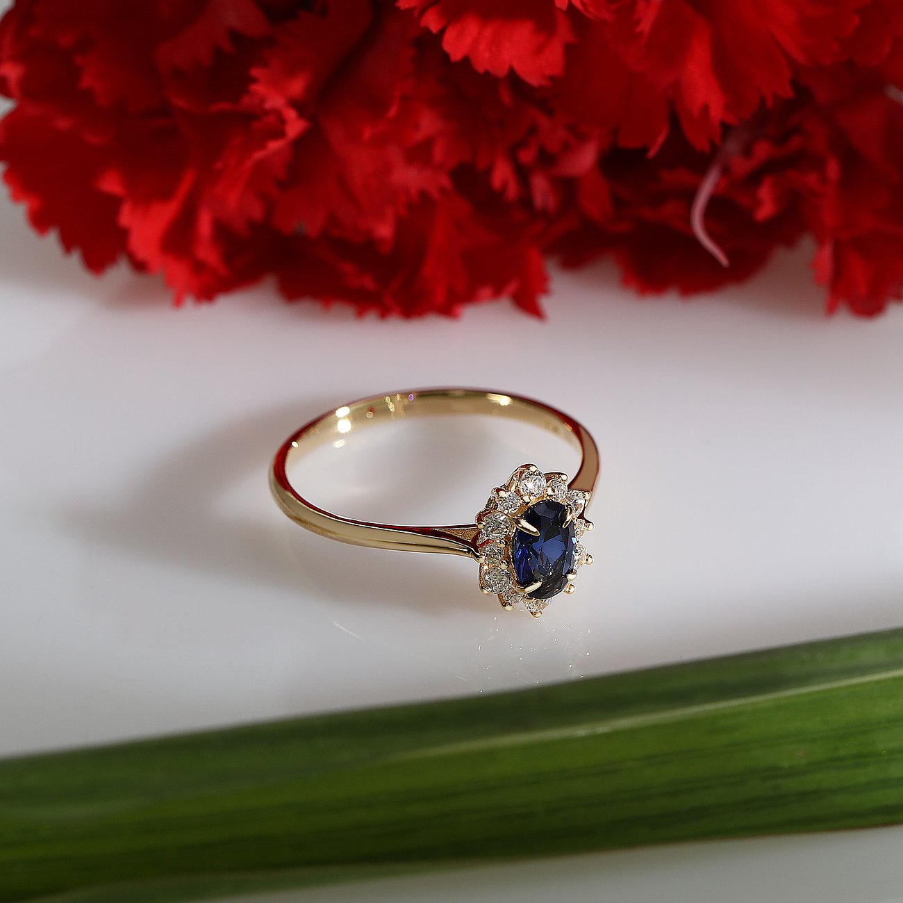 Bague Live Diamond en or jaune 375 avec saphir et pierres blanches.