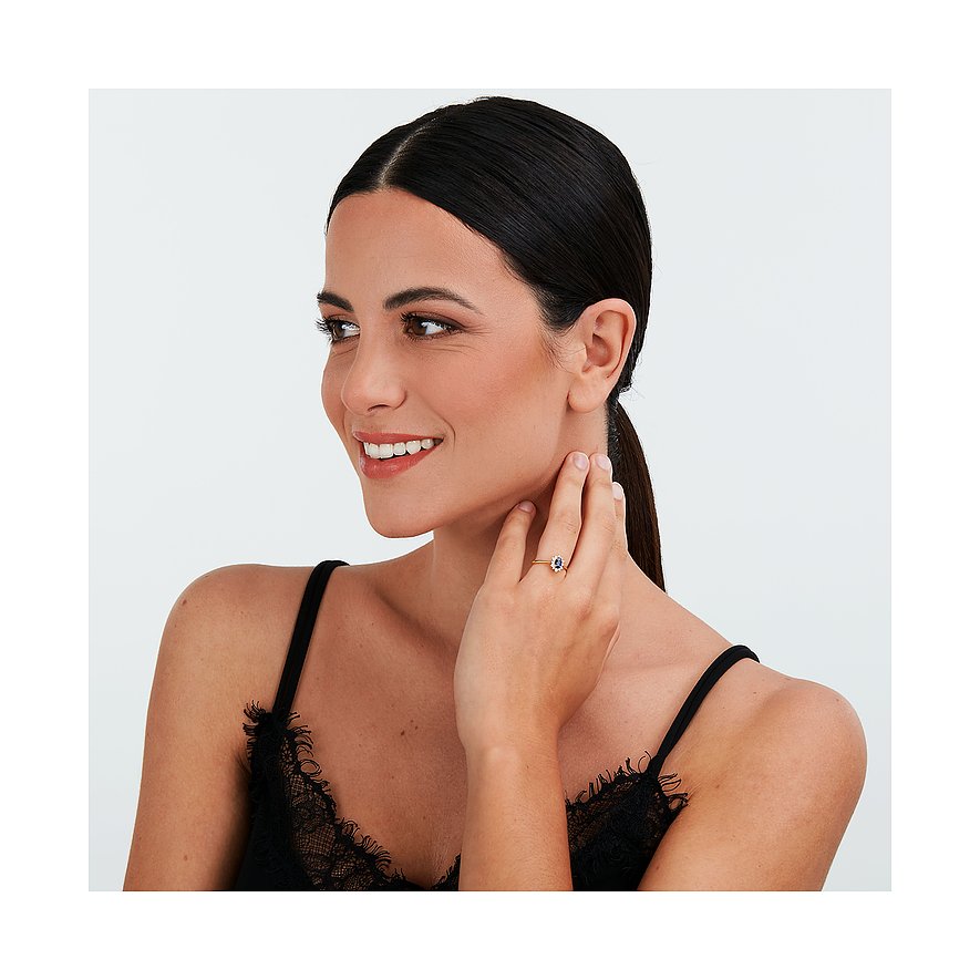 Bague Live Diamond en or jaune 375 avec saphir ovale et pierres blanches.