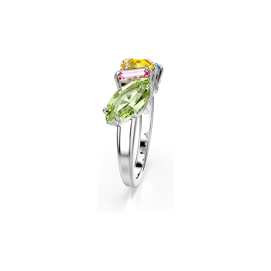 Een Swarovski metalen ring met gekleurde Swarovski kristallen in groen, roze en geel, van opzij gezien.