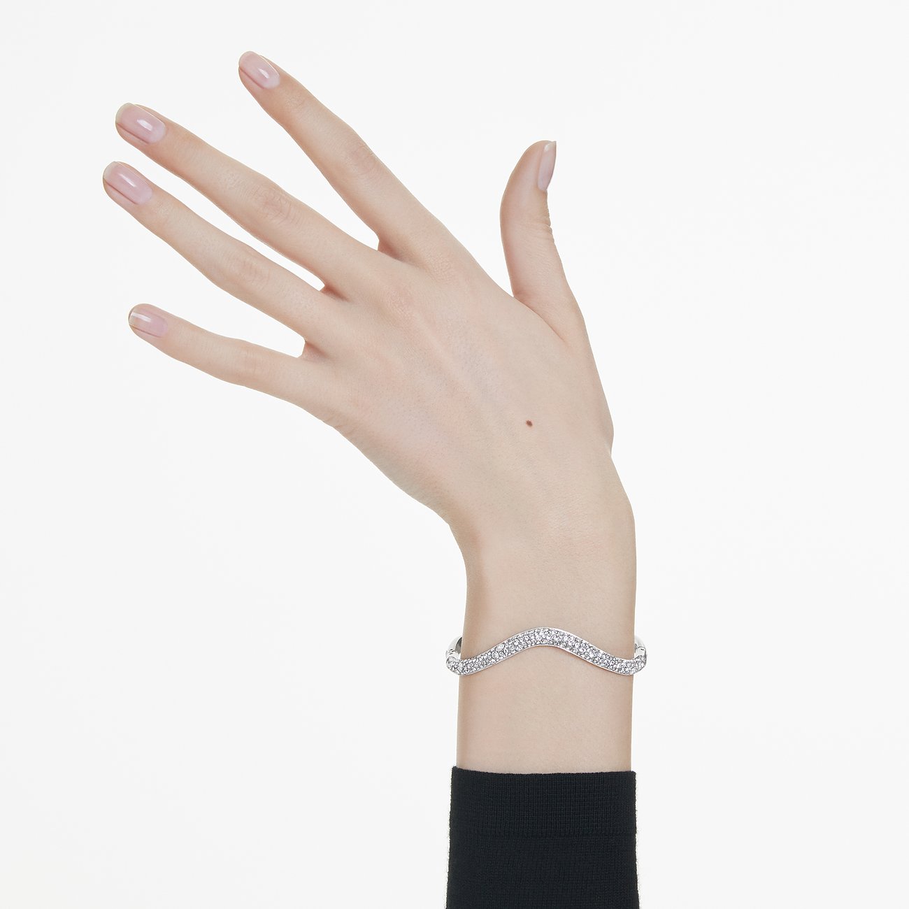 Swarovski Armband aus Metall mit vielen Kristallen in geschwungenem Design.