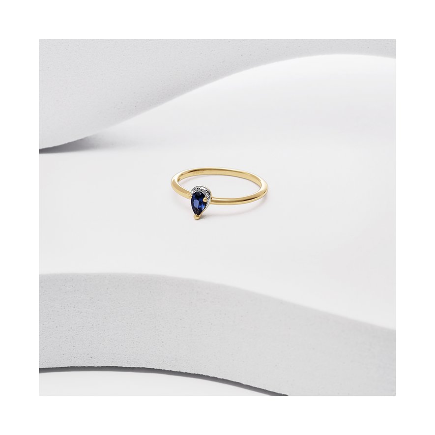 CHRIST Ring aus 585 Gelbgold mit Saphir und kleinen Diamanten.