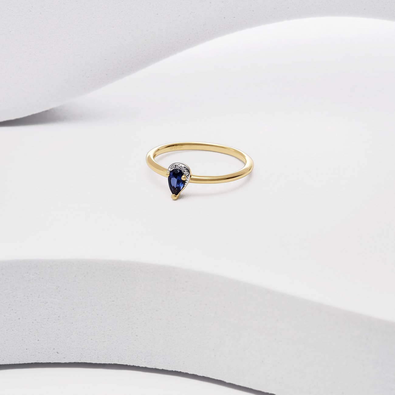 CHRIST Ring aus 585 Gelbgold mit Saphir und kleinen Diamanten.