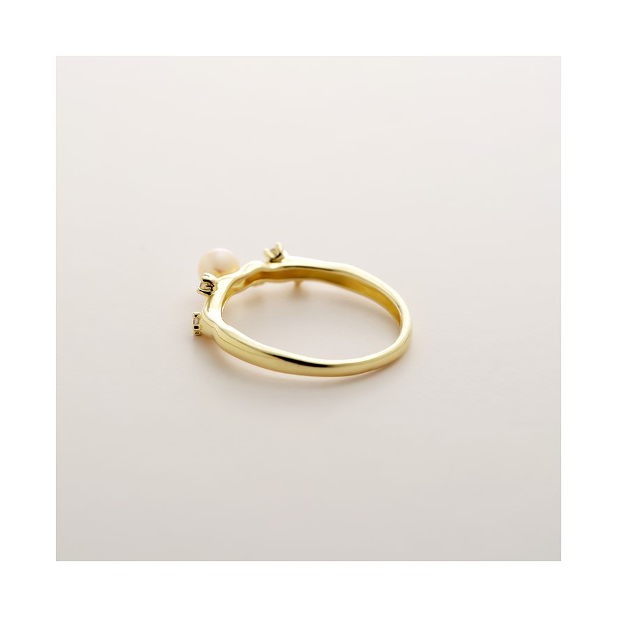 YAMOKO Ring aus 585 Gelbgold mit einer Perle und zwei kleinen Akzentsteinen, schräg von hinten fotografiert.
