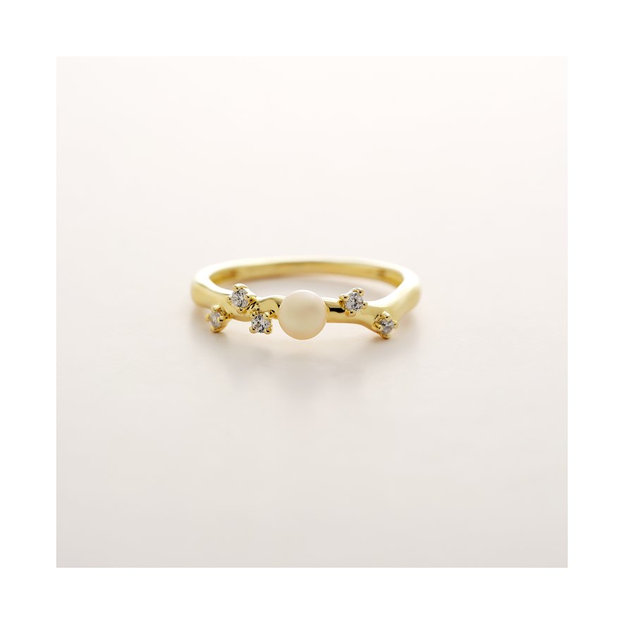 YAMOKO Ring aus 585er Gelbgold mit Perle, umgeben von kleinen, klaren Schmucksteinen, in Nahaufnahme.