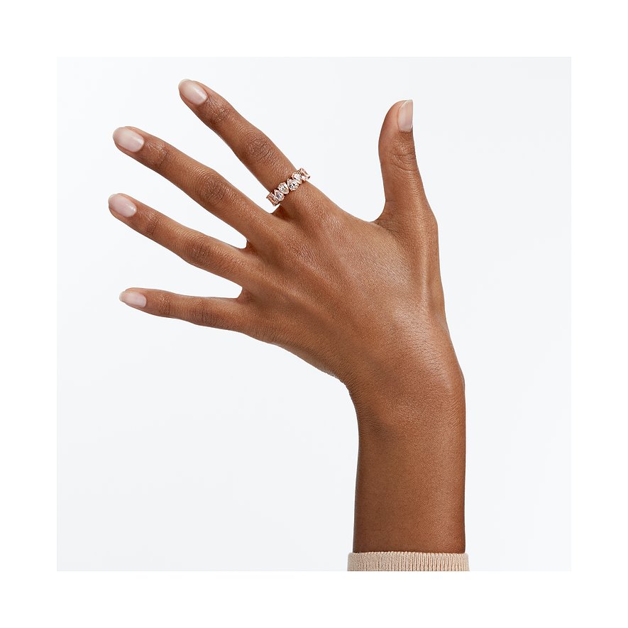Swarovski Ring aus Metall mit roségoldfarbenen Kristallen in Tropfenform.