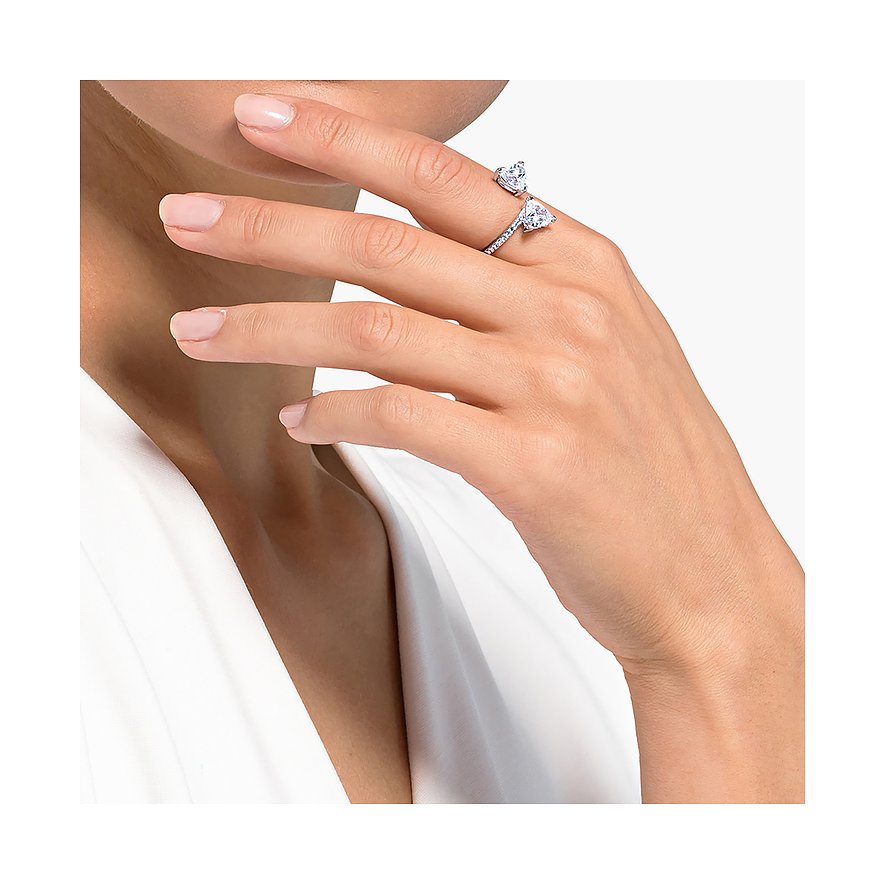 Swarovski ring met twee hartvormige kristallen, metaal.