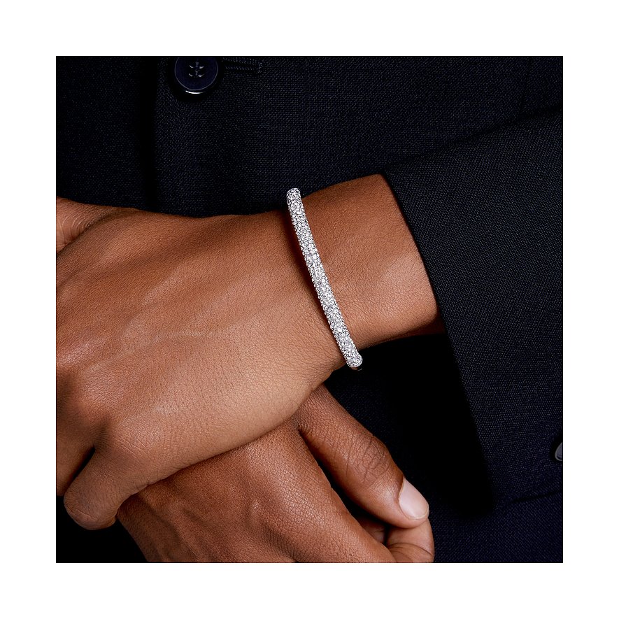 Een Swarovski metalen armband met kleine, rondom geplaatste Swarovski-kristallen om een pols.