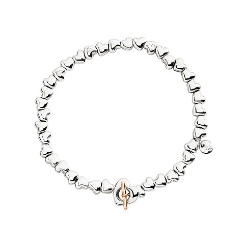 DoDo Armband aus 925er Silber mit Herz-Anhängern und Toggle-Verschluss.