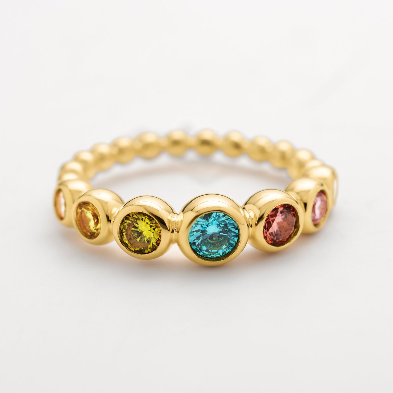 JETTE Ring aus 925 recyceltem Silber mit bunten Zirkonia.