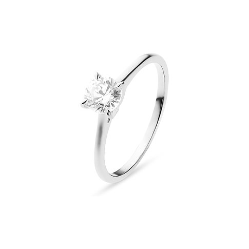 CHRIST 585er Weißgoldring mit rundem Diamanten in Krappenfassung, schräg von oben vor weißem Hintergrund.