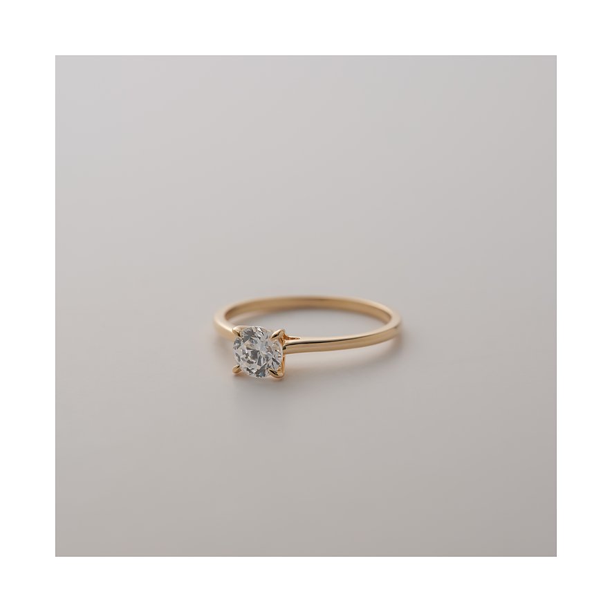CHRIST Ring aus 585 Gelbgold mit einem runden Diamanten in einer Krappenfassung, mittig von oben betrachtet.