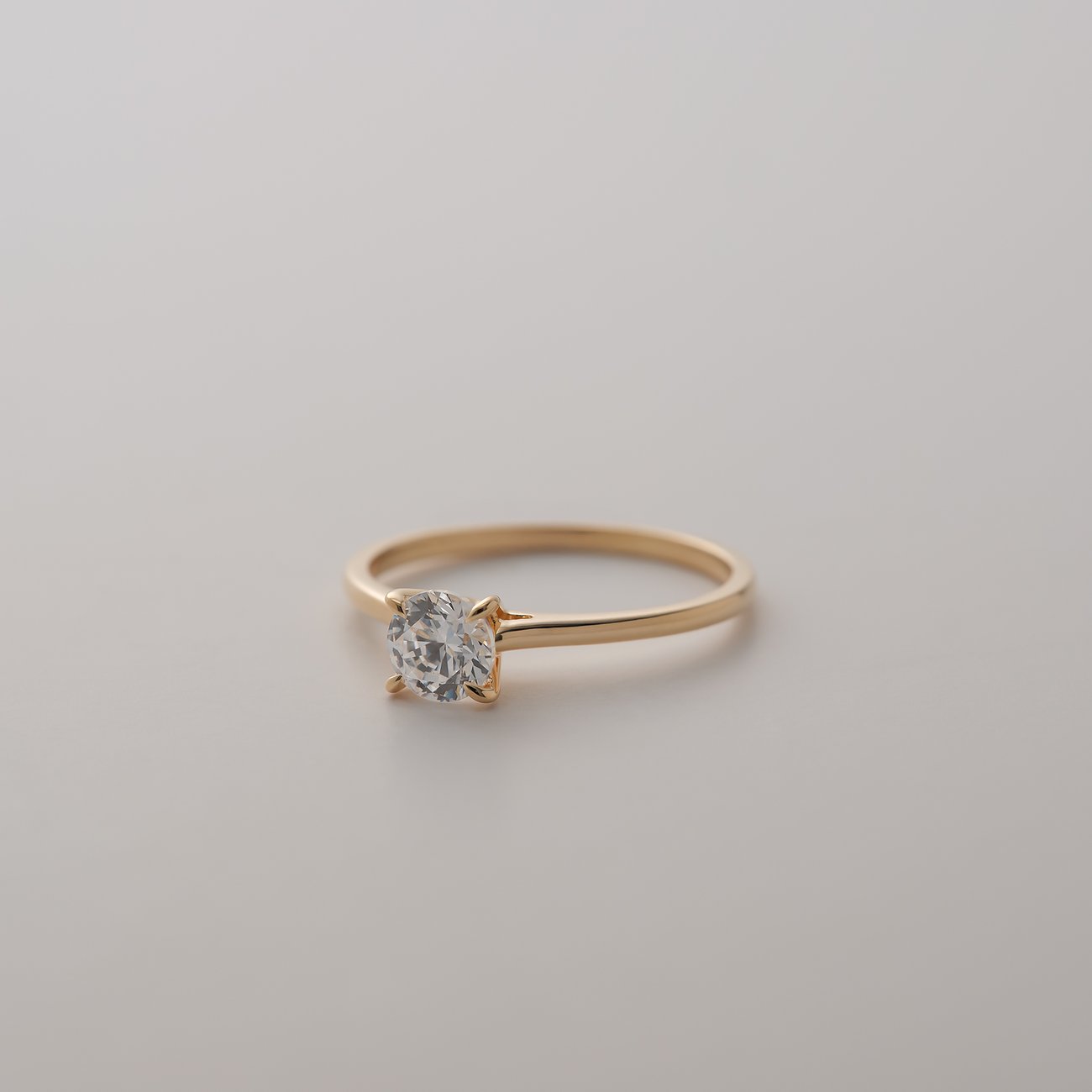 CHRIST Ring aus 585 Gelbgold mit einem runden Diamanten in einer Krappenfassung, mittig von oben betrachtet.