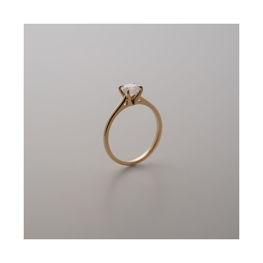 CHRIST Ring aus 585er Gelbgold mit einem funkelnden runden Diamant, leicht von der Seite fotografiert.