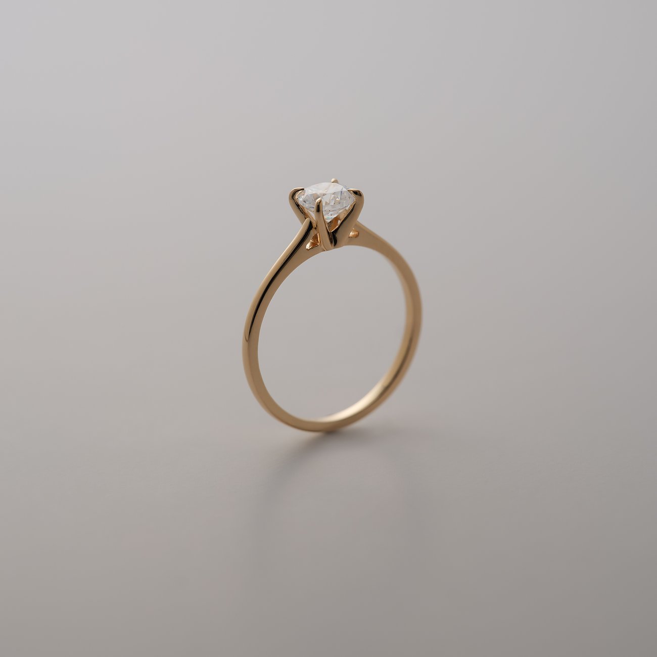 CHRIST Ring aus 585er Gelbgold mit einem funkelnden runden Diamant, leicht von der Seite fotografiert.