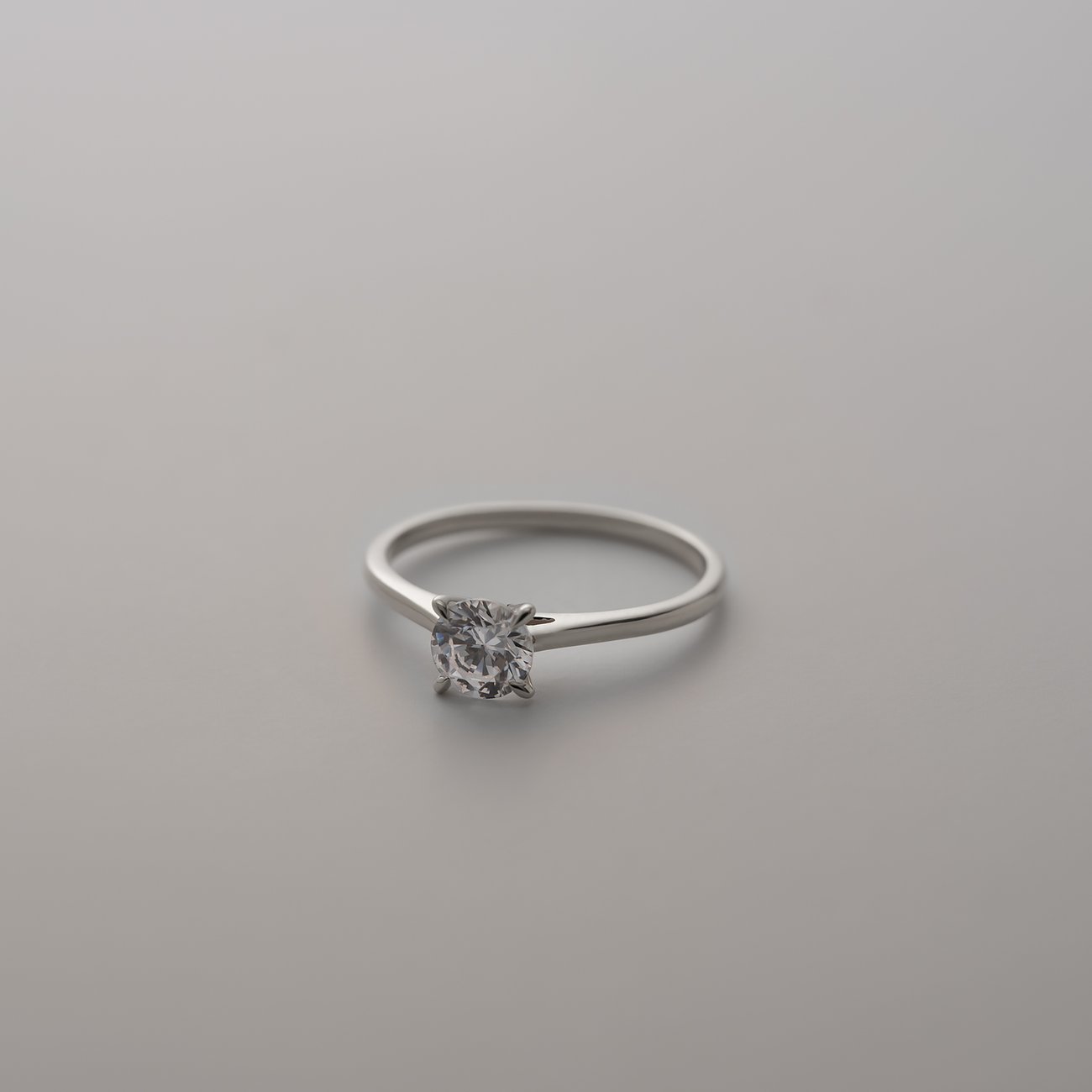 CHRIST Ring aus 585er Wei blauold mit einem elegant gefassten funkelnden Diamanten