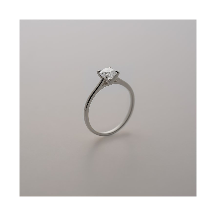 Ein eleganter CHRIST Ring aus 585 Weißgold mit einem Brillantschliff-Diamanten, der in einer Viererfassung gehalten wird.