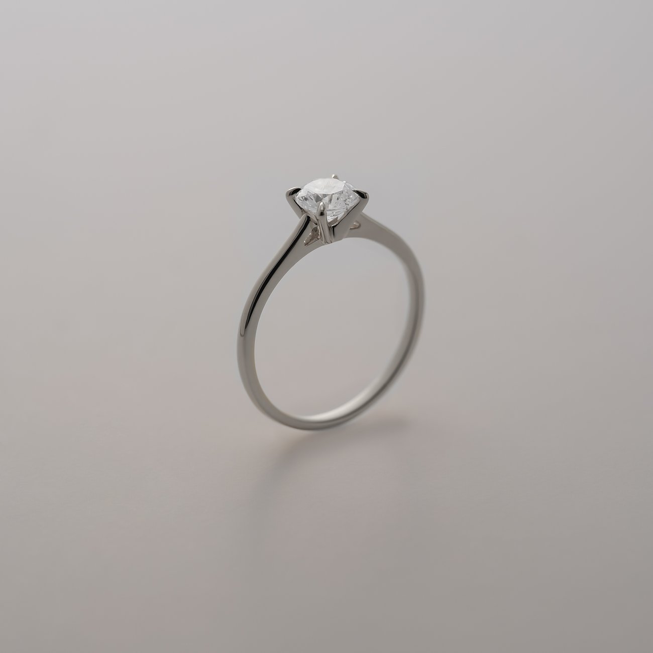 Ein eleganter CHRIST Ring aus 585 Weißgold mit einem Brillantschliff-Diamanten, der in einer Viererfassung gehalten wird.