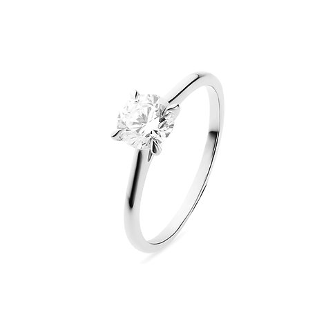 CHRIST Ring aus 585er Weißgold mit einem großen, runden Diamanten in Krappenfassung, schräg von oben aufgenommen.