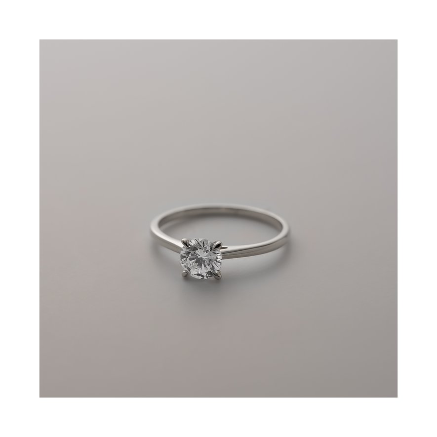 Ein funkelnder CHRIST Ring aus glänzendem 585er Weißgold mit einem mittig gefassten Diamanten.