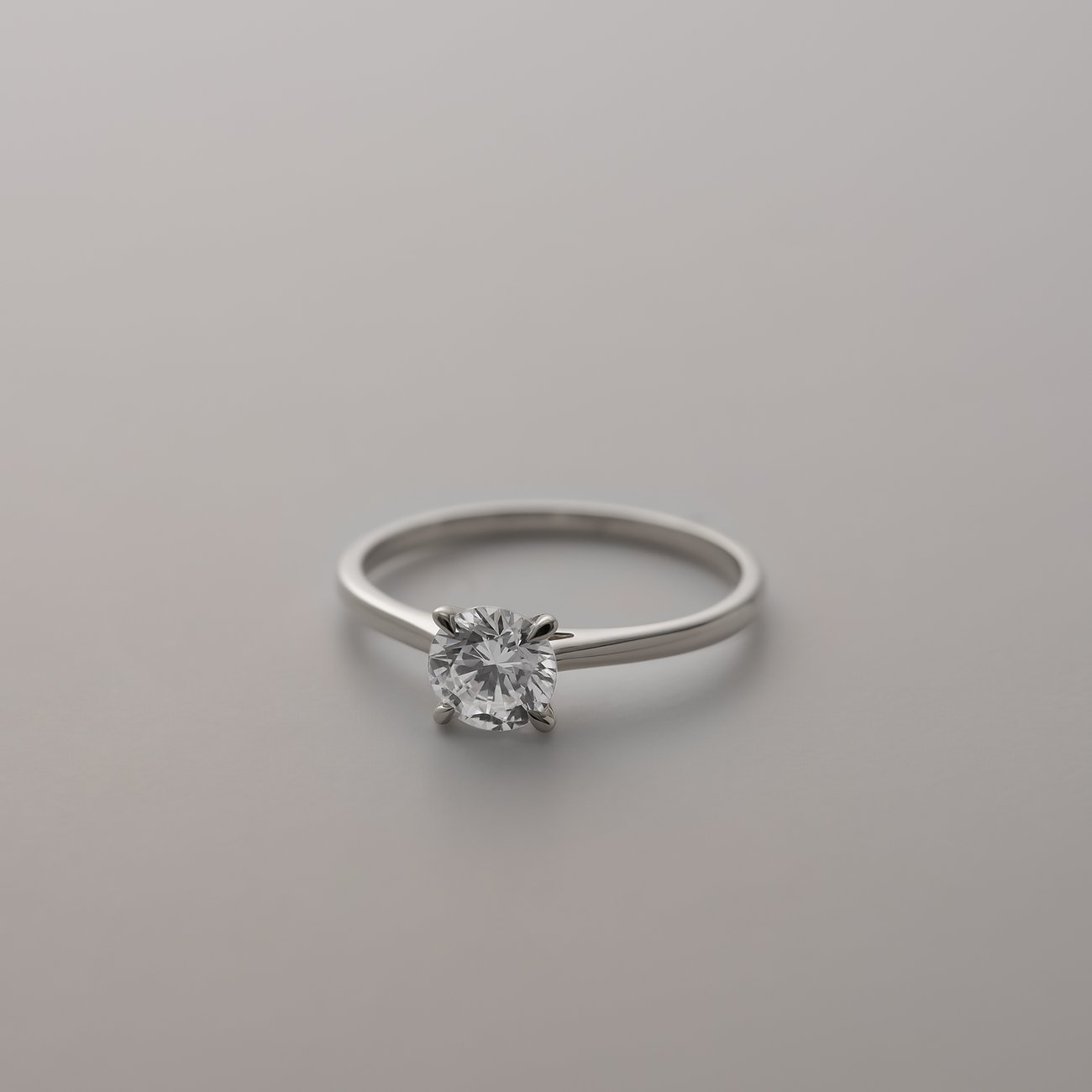 Ein funkelnder CHRIST Ring aus glänzendem 585er Weißgold mit einem mittig gefassten Diamanten.