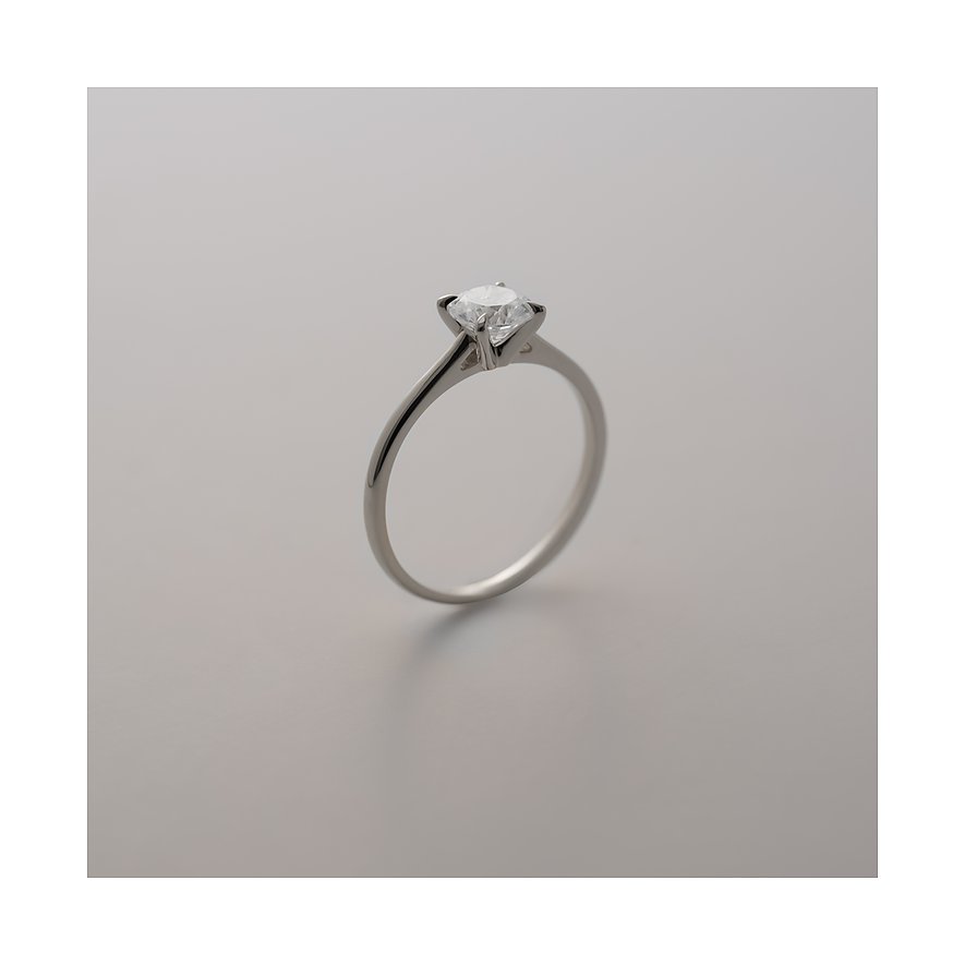 CHRIST 585 Weißgoldring mit einem alleinstehenden runden Diamanten, schräg von oben aufgenommen.