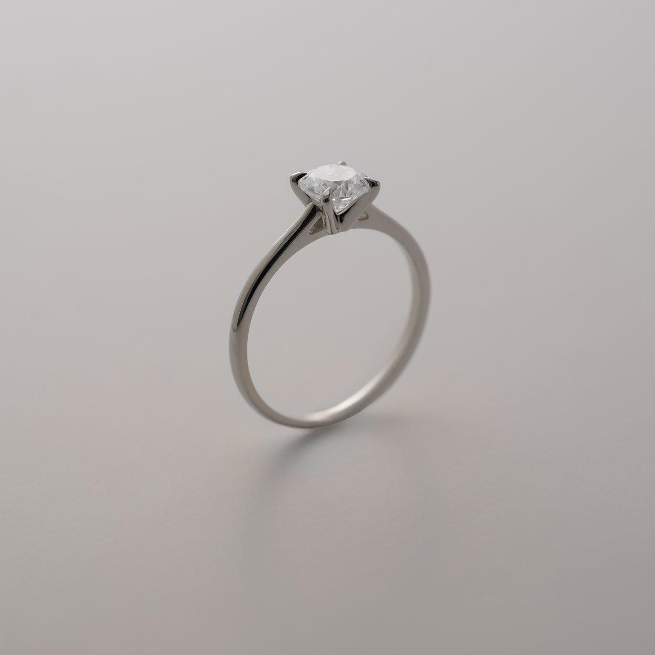 CHRIST 585 Weißgoldring mit einem alleinstehenden runden Diamanten, schräg von oben aufgenommen.