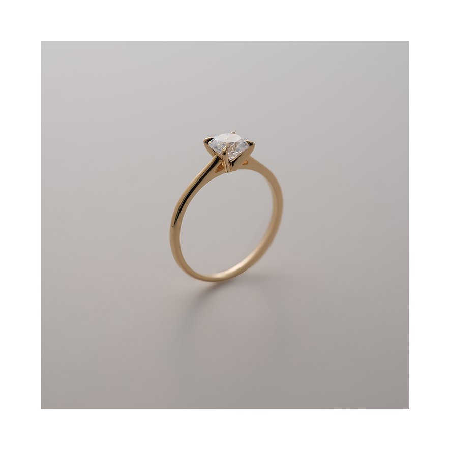 CHRIST Ring aus 585 Gelbgold mit einem einzelnen, funkelnden Diamanten in Krappenfassung, schräg von oben.