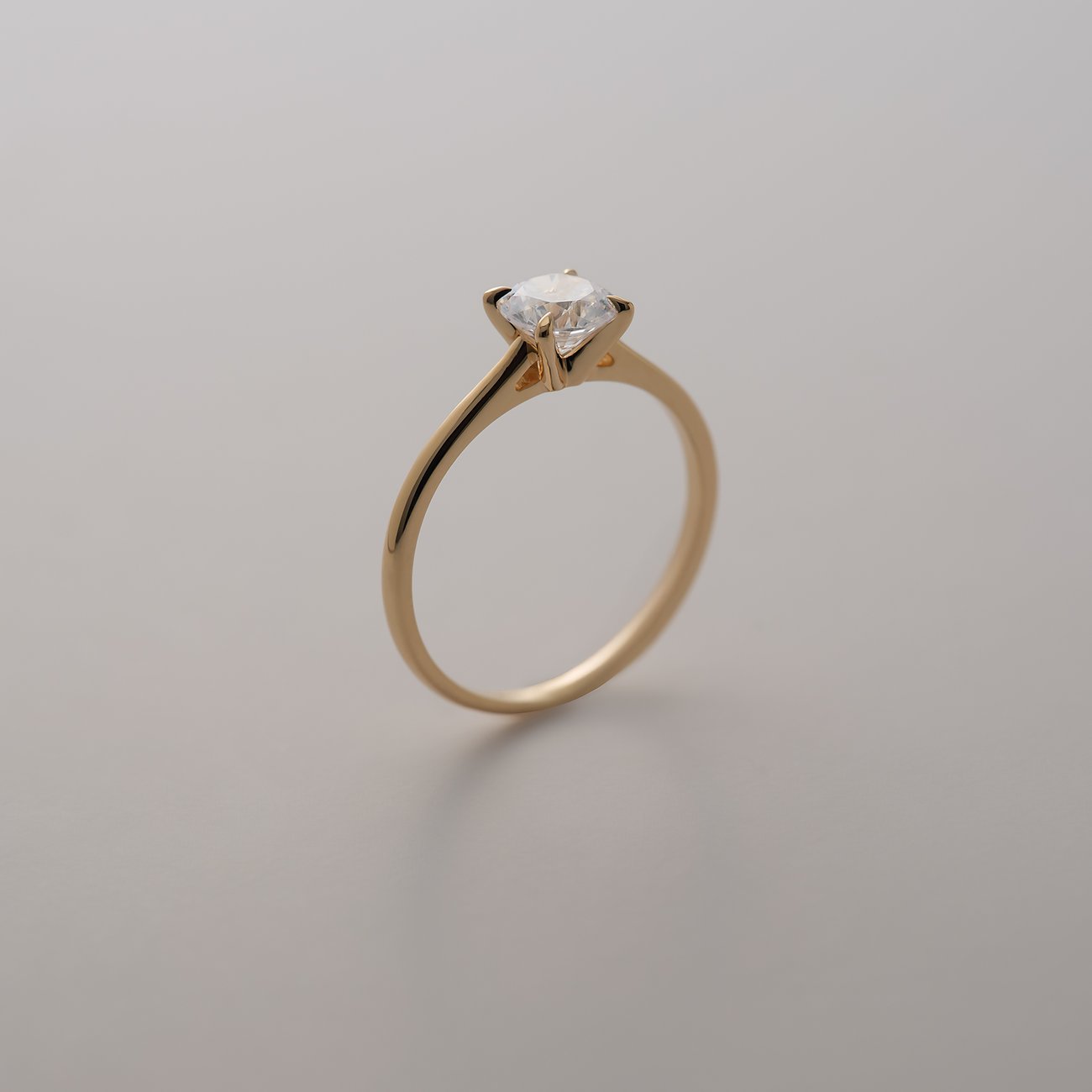 CHRIST Ring aus 585 Gelbgold mit einem einzelnen, funkelnden Diamanten in Krappenfassung, schräg von oben.