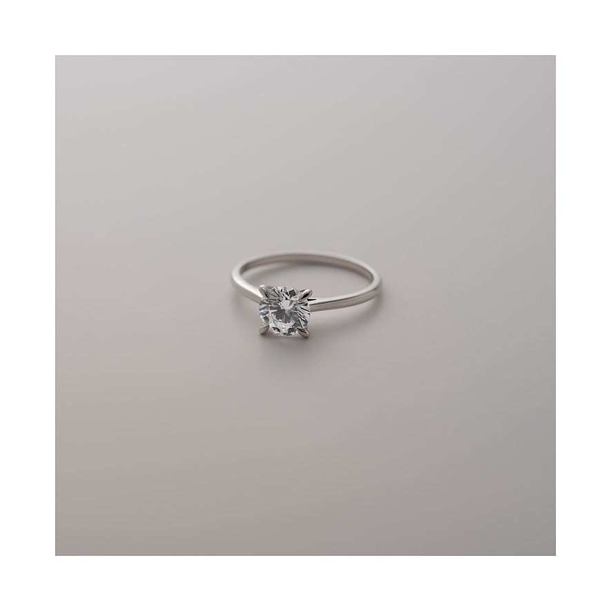 CHRIST Ring aus 585 Weißgold mit einem zentralen runden Diamanten in einer Krappenfassung, von vorne.