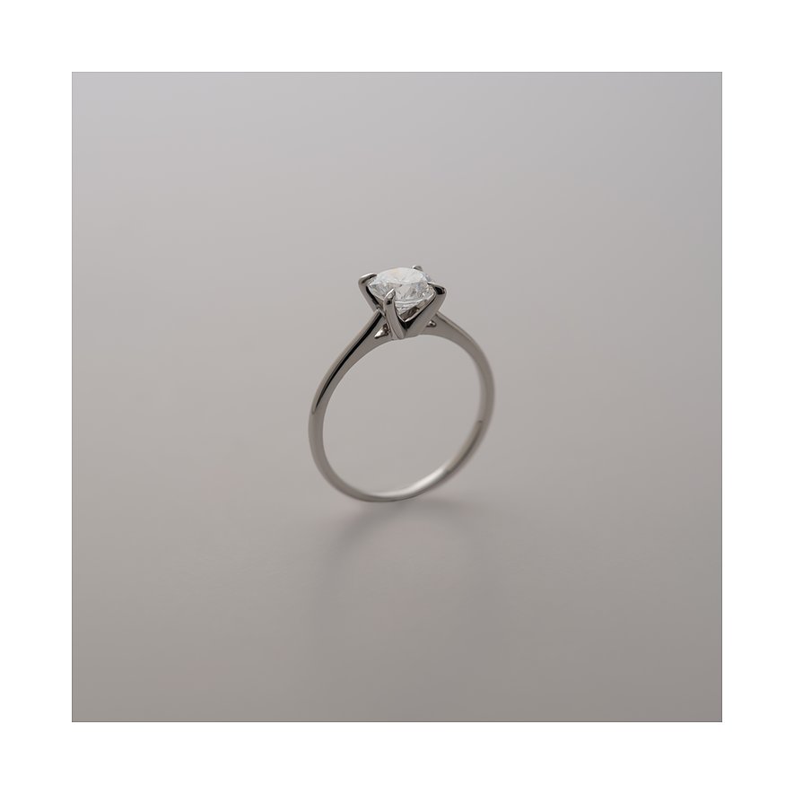 Ein eleganter CHRIST Ring aus 585er Weißgold mit einem funkelnden, runden Diamanten in einer Krappenfassung.