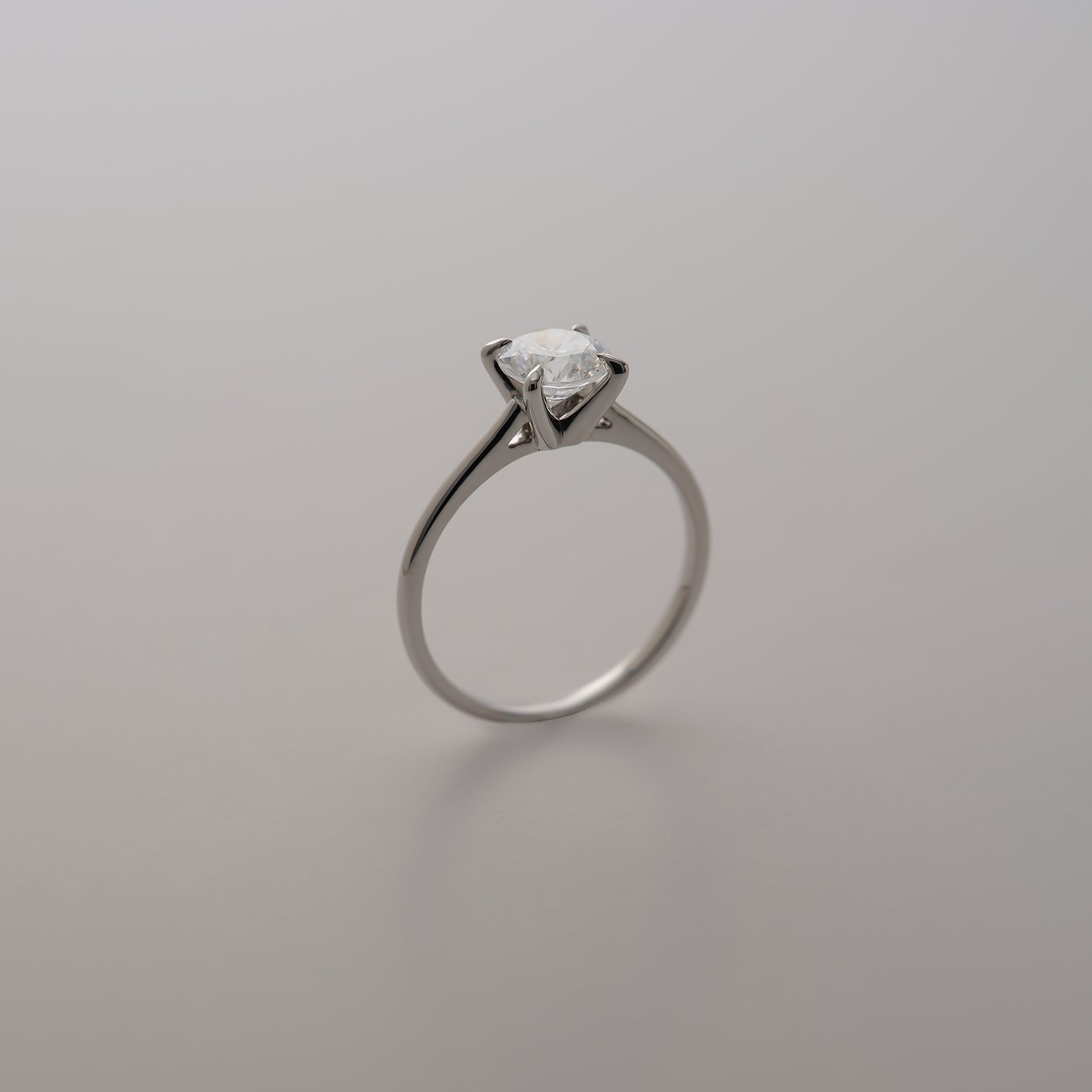 Ein eleganter CHRIST Ring aus 585er Weißgold mit einem funkelnden, runden Diamanten in einer Krappenfassung.