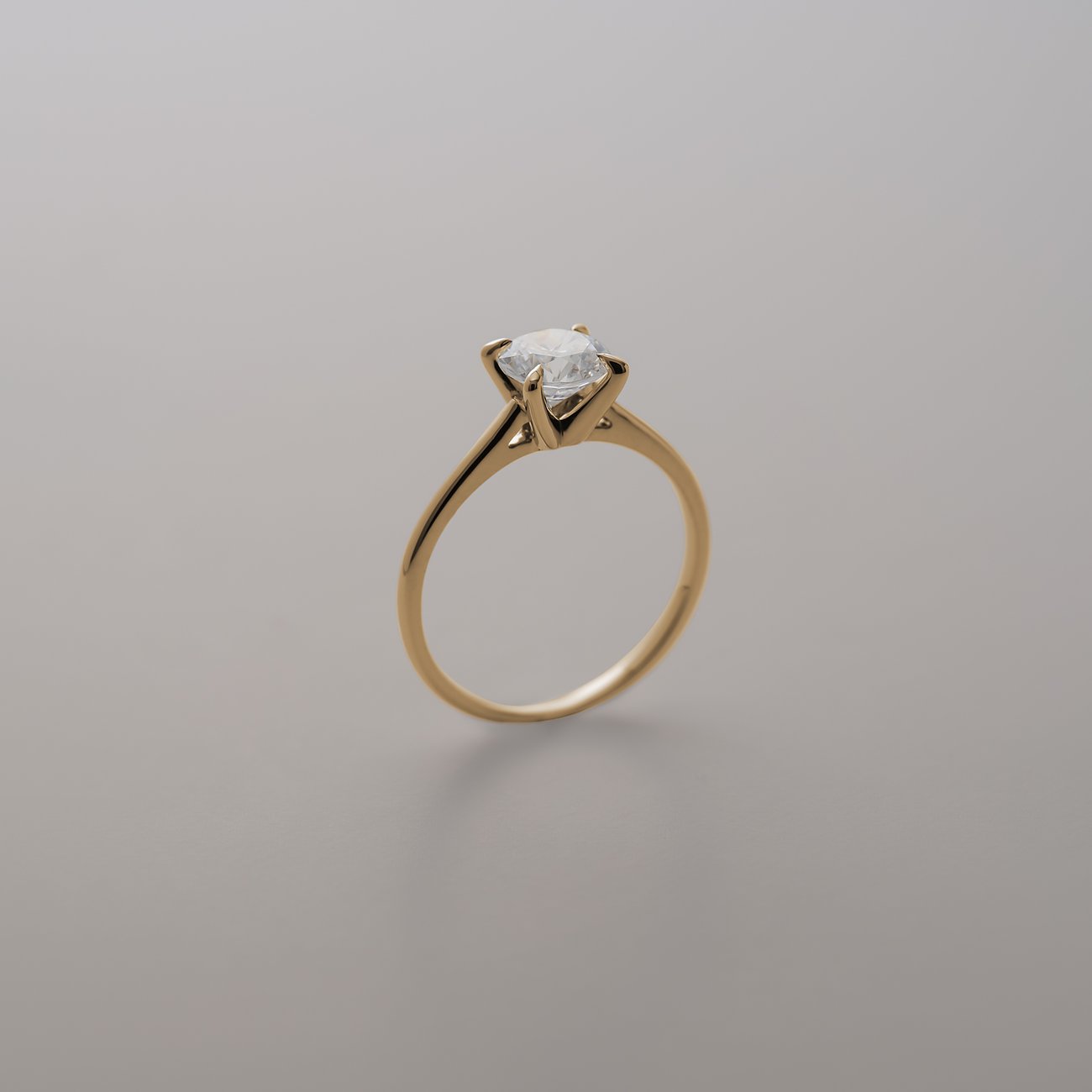 CHRIST Ring aus 585 Gelbgold mit einem einzelnen, funkelnden Diamanten prominent in Krappenfassung.