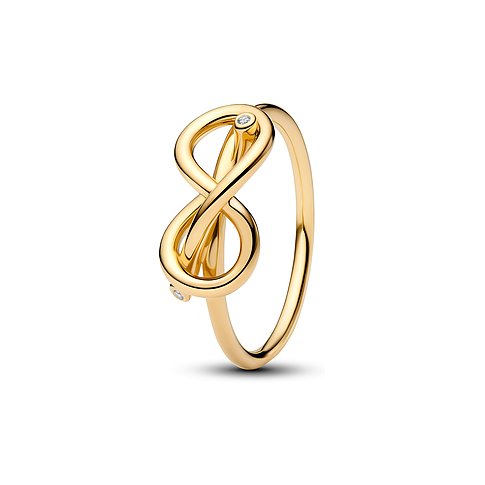 Ein Pandora Ring aus Gelbgold in Form einer liegenden Acht, verziert mit zwei funkelnden Zirkonia-Steinen.