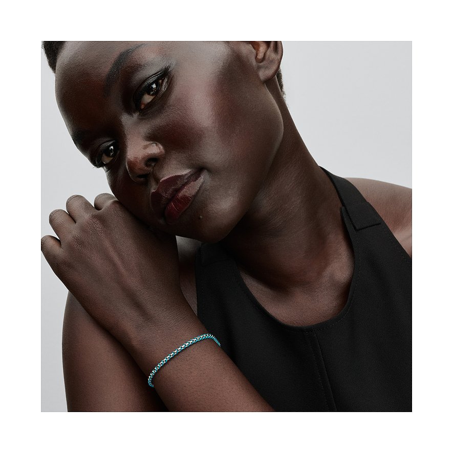 Nahaufnahme eines Models, das ein Pandora Armband aus 925er Silber und Textil in Türkis trägt.