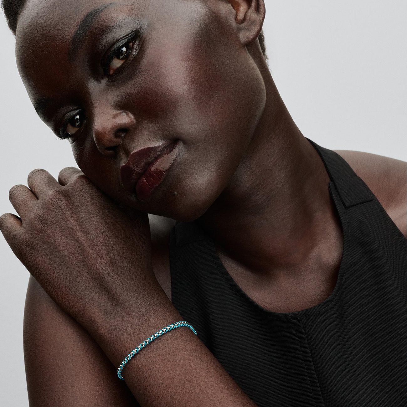 Nahaufnahme eines Models, das ein Pandora Armband aus 925er Silber und Textil in Türkis trägt.