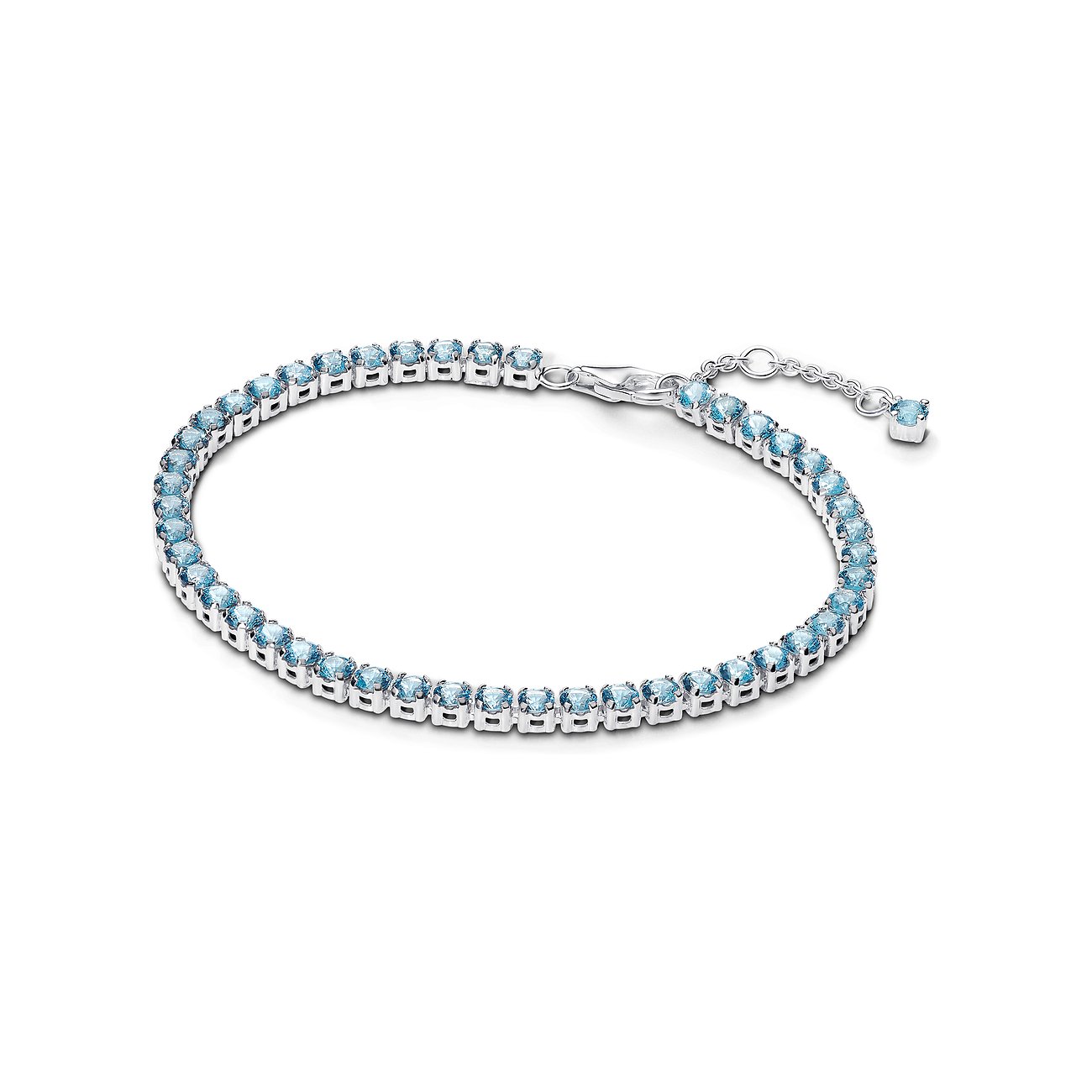 Pandora Armband aus Silber mit blauen Kristallen.