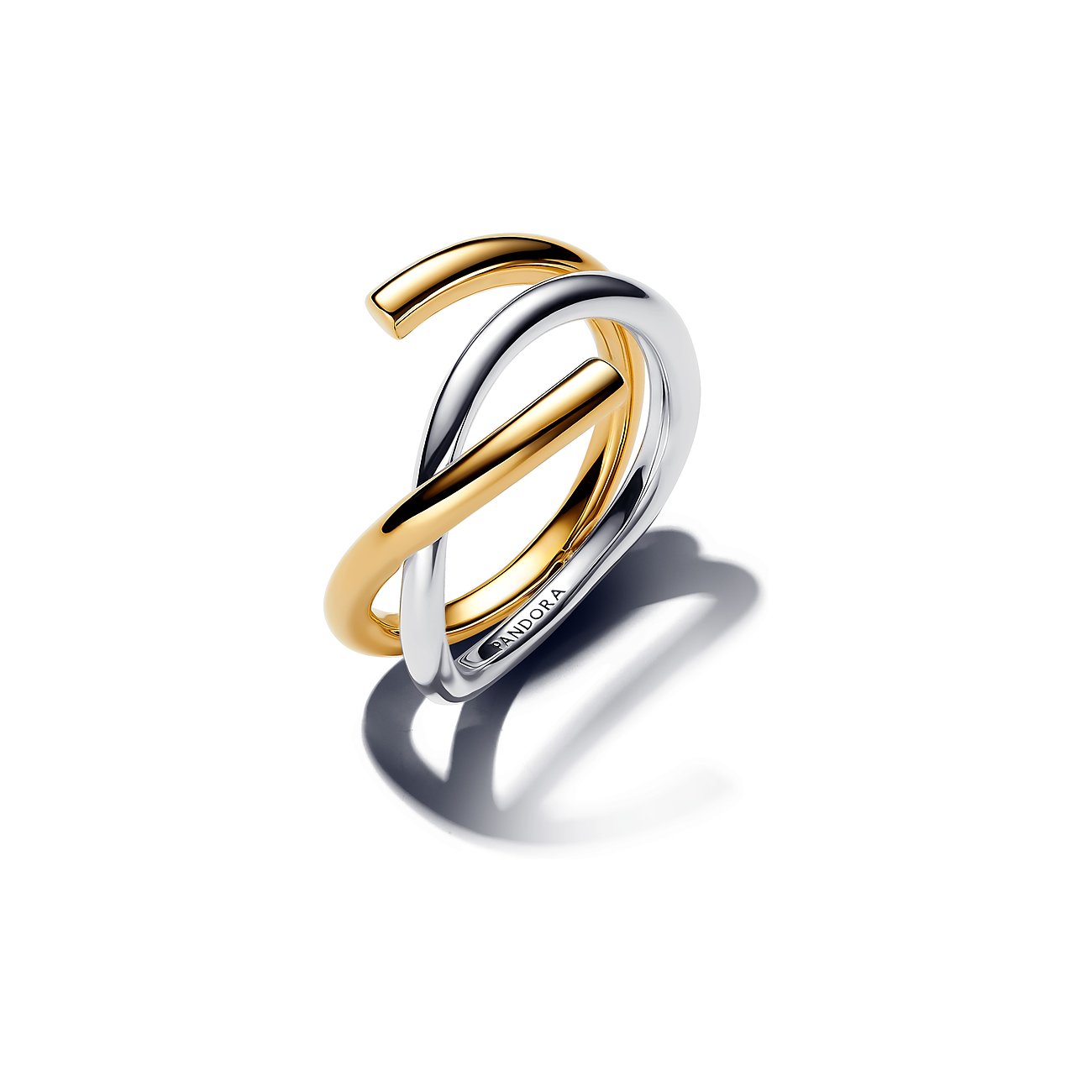 Pandora Ring aus Silber und Metall, eine silberne und eine goldene Ringschiene kreuzen sich, Ansicht von oben.