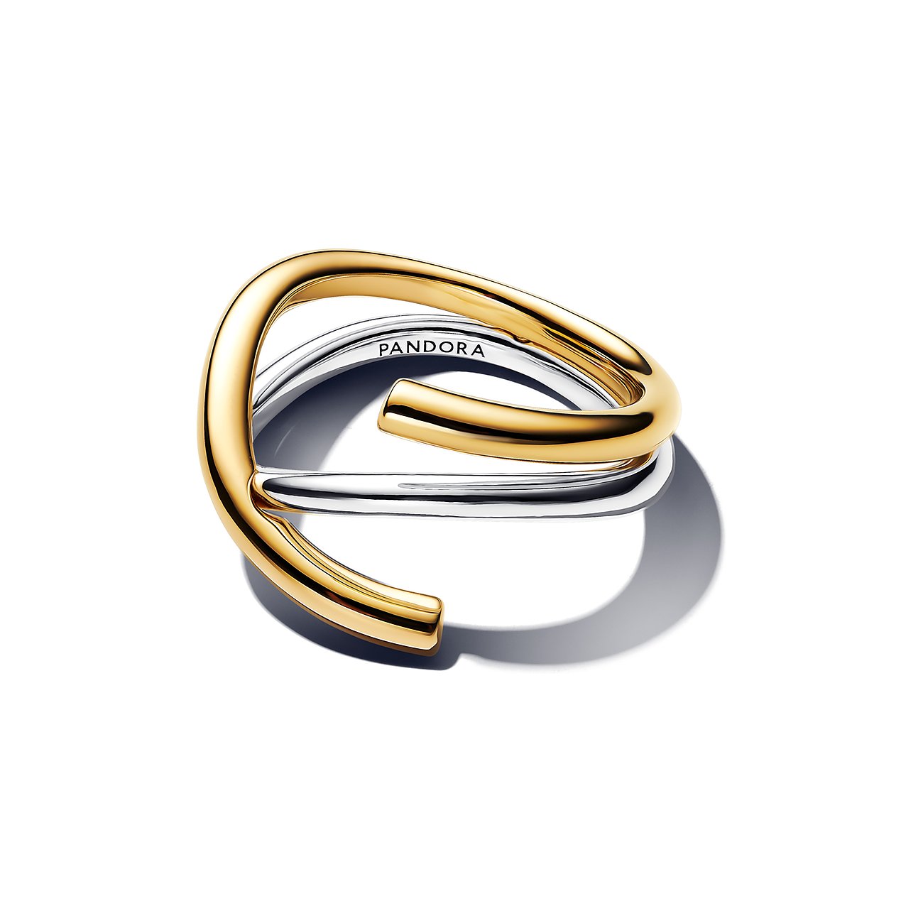 Pandora Ring aus Silber und Metall in Wickeloptik, ein breiter Reif in Gold schmiegt sich an einen filigraneren Silberreif.