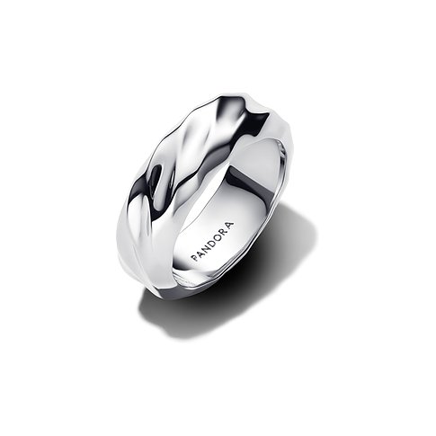 Pandora Ring aus 925er Silber mit unregelmäßig geformter, glänzender Oberfläche auf weißem Hintergrund.
