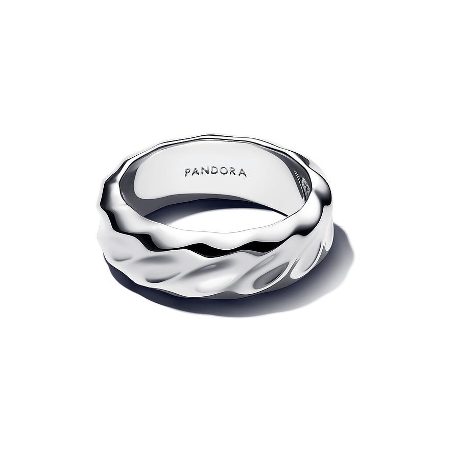 Ein silberner Pandora Ring aus 925er Silber mit einer unregelmäßigen, gewellten Oberfläche.