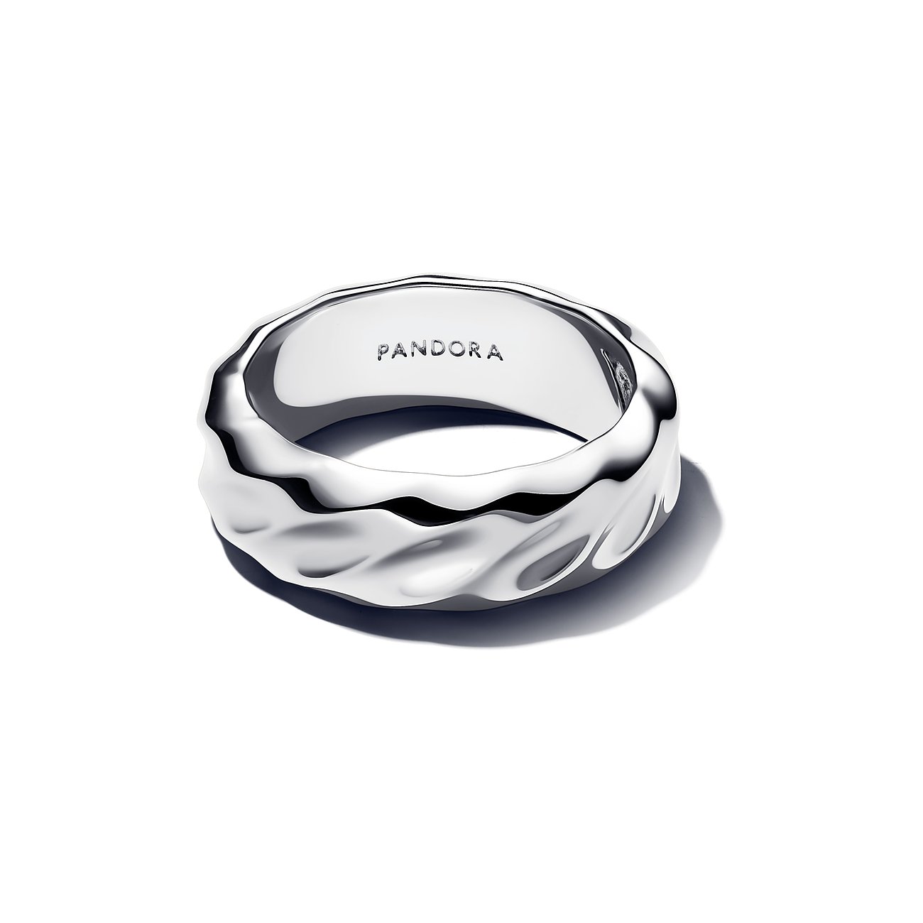 Ein silberner Pandora Ring aus 925er Silber mit einer unregelmäßigen, gewellten Oberfläche.