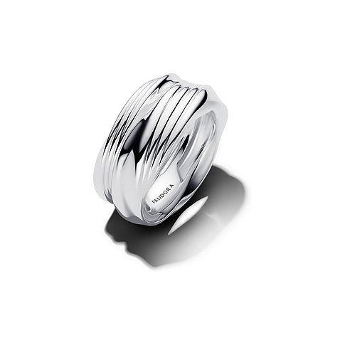 Der silberne Pandora Ring aus 925er Silber zeigt eine gewellte Struktur mit der gravierten Marke Pandora.