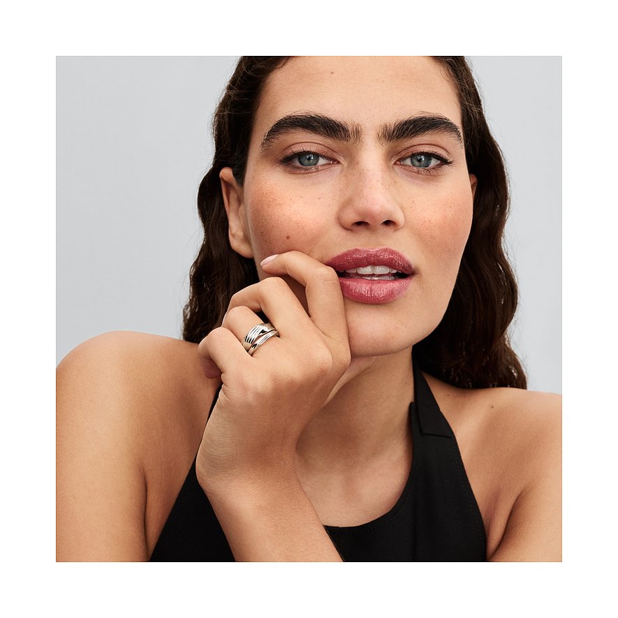 Ein Pandora Modering aus 925er Silber mit mehreren geschwungenen Bändern wird am Finger eines Models getragen.