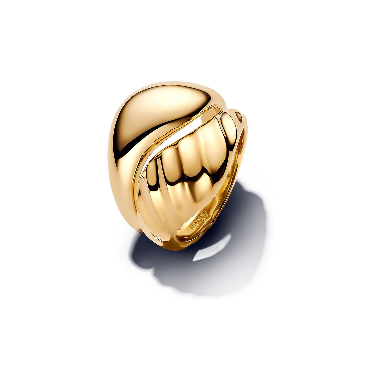 Der goldfarbene Pandora-Ring aus Metall hat eine geschwungene Form und eine gerillte Textur in der Mitte.